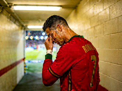 C罗告别世界杯 - C罗在球员通道落泪离场的背影