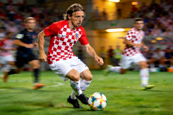 克罗地亚国家队莫德里奇 - 中场大师莫德里奇在比赛中控球