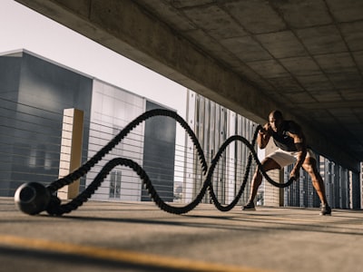 摩洛哥队庆祝胜利 - 球员们将主教练抛向空中庆祝进入四强